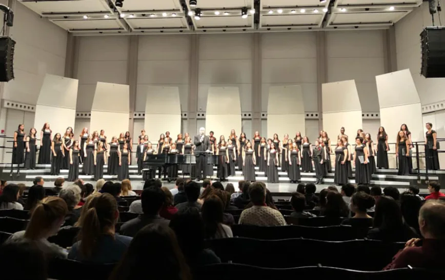 Cornell University Chorus fremfører Hanne Bæverfjords komposisjon It comes Unadorned», basert på et dikt av Toni Morrison.