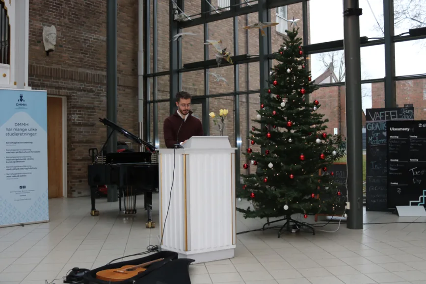 Blant dagens talere var også student Ole Martin Waag Strømsvik, som talte til medstudentene sine. Han oppfordret til å bruke kunnskapen fra studiet for å skape endring og bidra til en enda bedre barndom for barn i barnehagen.