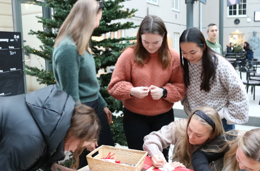 Studentene skrev ivrig på savnetreet til DMMH.