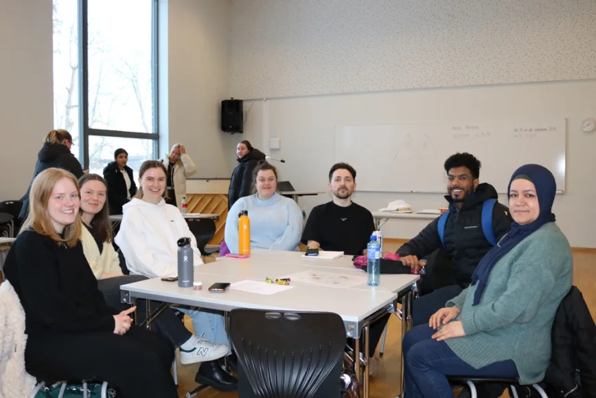 Vilde Moen, barnevernspedagogstudent, Malin Jæger Hansen, sosionomstudent, Andrea Elisabeth Bjørk, sosionomstudent, Eline Mogstad Almo, barnevernspedagogstudent, Trygve Tverli barnehagelærerstudent, Mahmoud Alym, barnehagelærerstudent og Somaya Abumatter, vernepleierstudent.